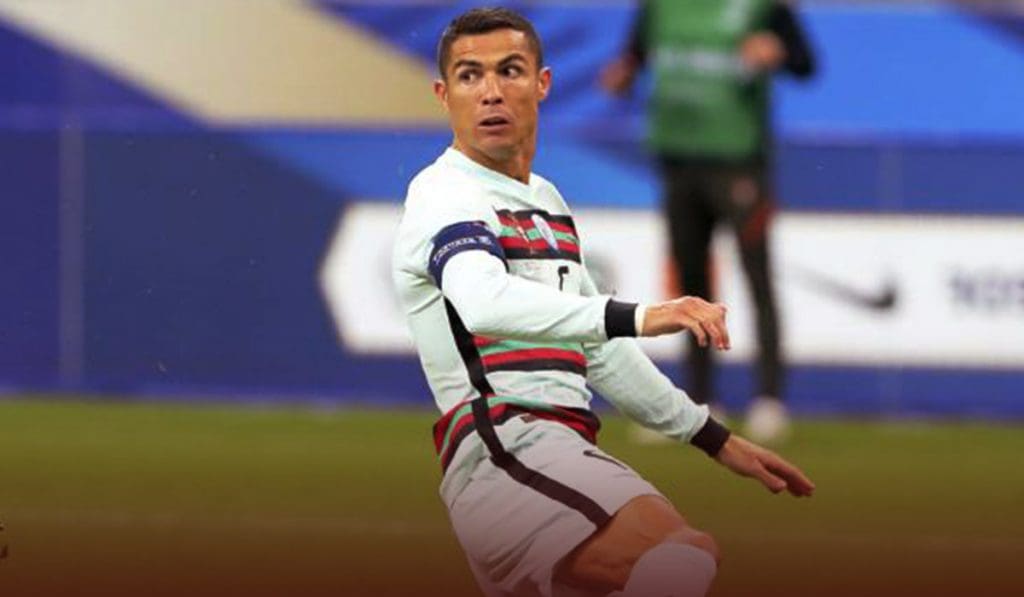 Ronaldo: Juventus forward tests positive for coronavirus