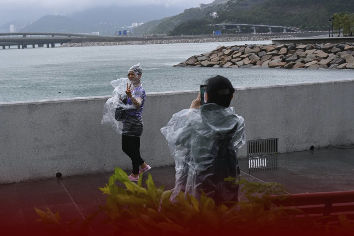 After Striking Hong Kong, Typhoon Saola landed on China's Coast